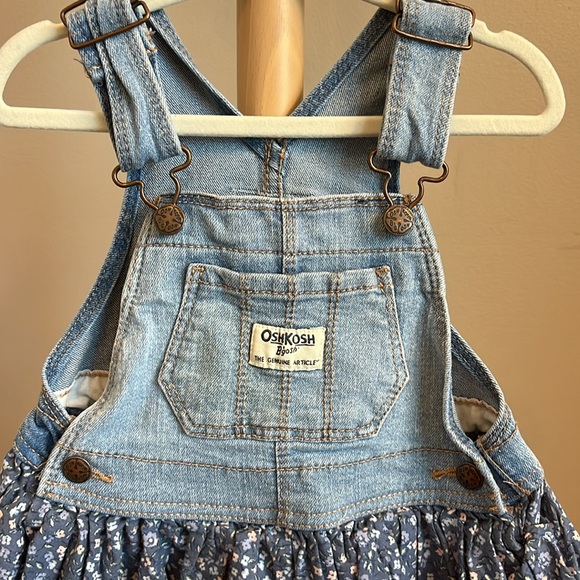 ⭐️⭐️PICK 5 / $20 OshKosh Toddler Girl Denim Overall Dress with Floral Design 18M - Picture 2 of 5